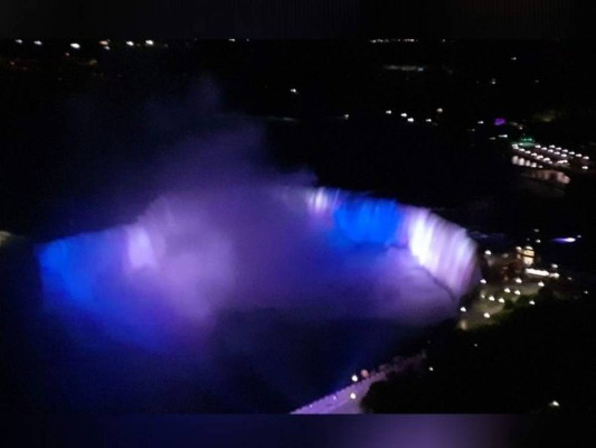¡Espectacular! Cataratas del Niágara se iluminan con la Bandera de Honduras