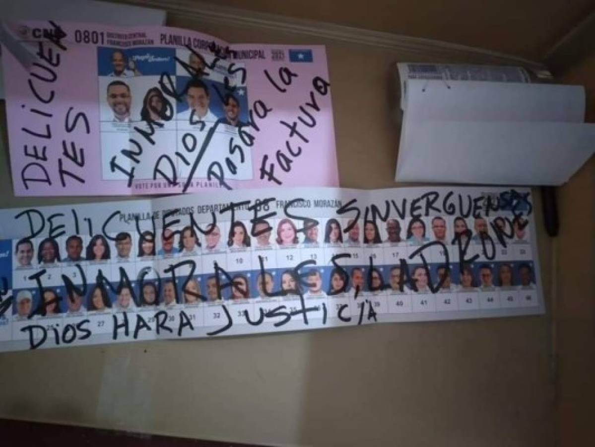 Las boletas electorales fueron usadas por algunos hondureños para mostrar su indignación con las autoridades.