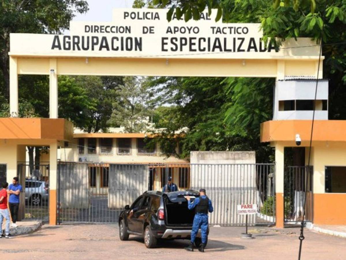 Juez decide mantener en prisión preventiva a Ronaldinho en Paraguay