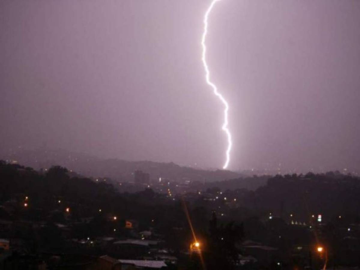 Honduras: Fuertes lluvias acompañadas de actividad eléctrica pronostican para este sábado