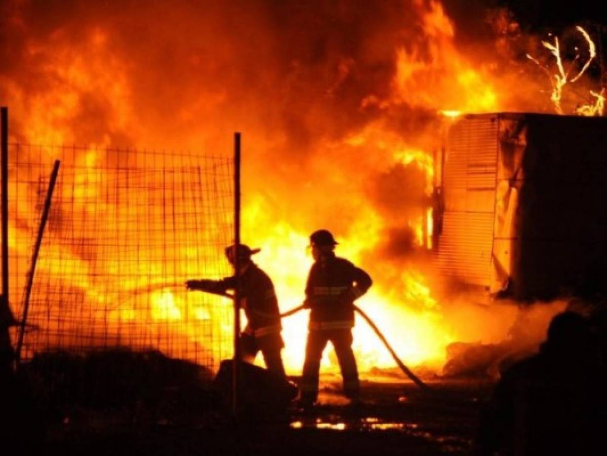 Pavoroso incendio consume tiradero de llantas en Tultitlán, México 