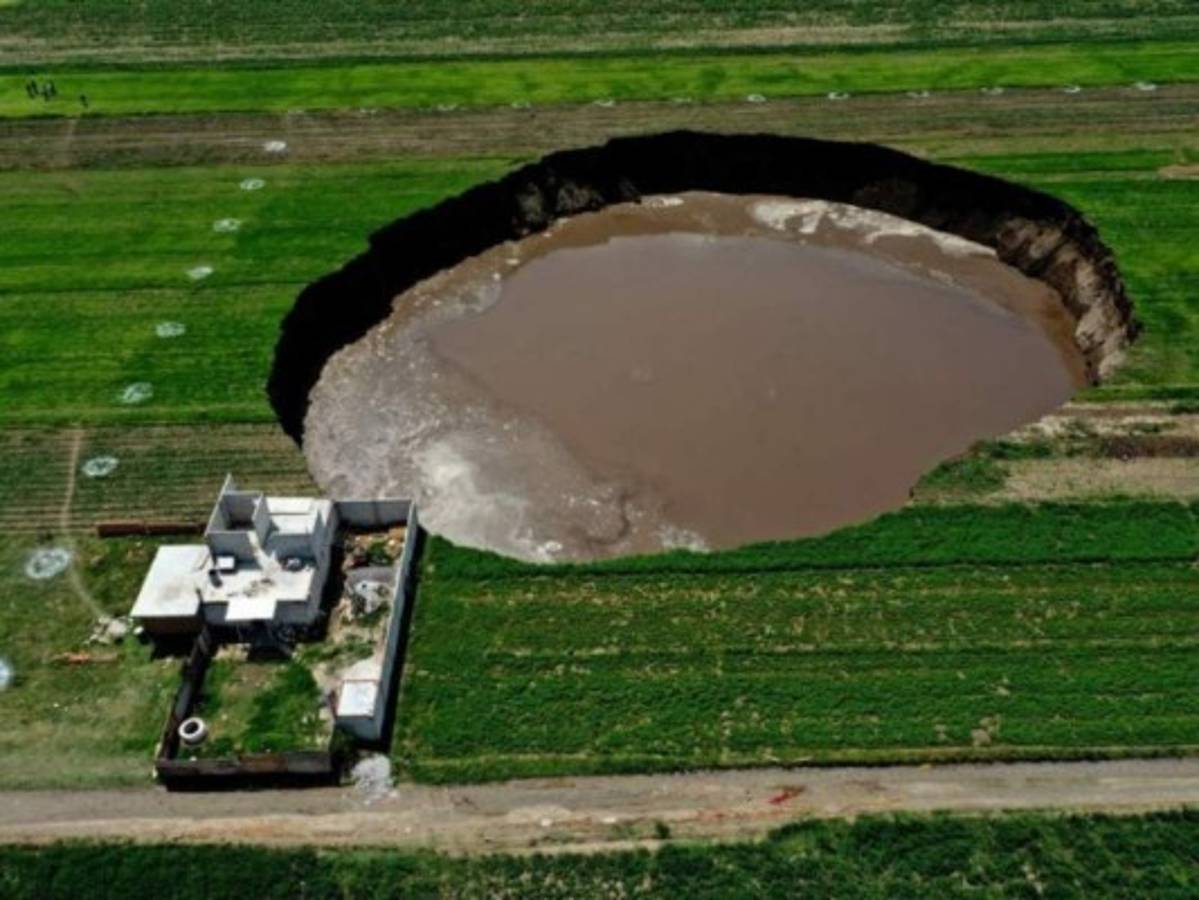 Cae la casa que se encontraba a la par del socavón en Puebla