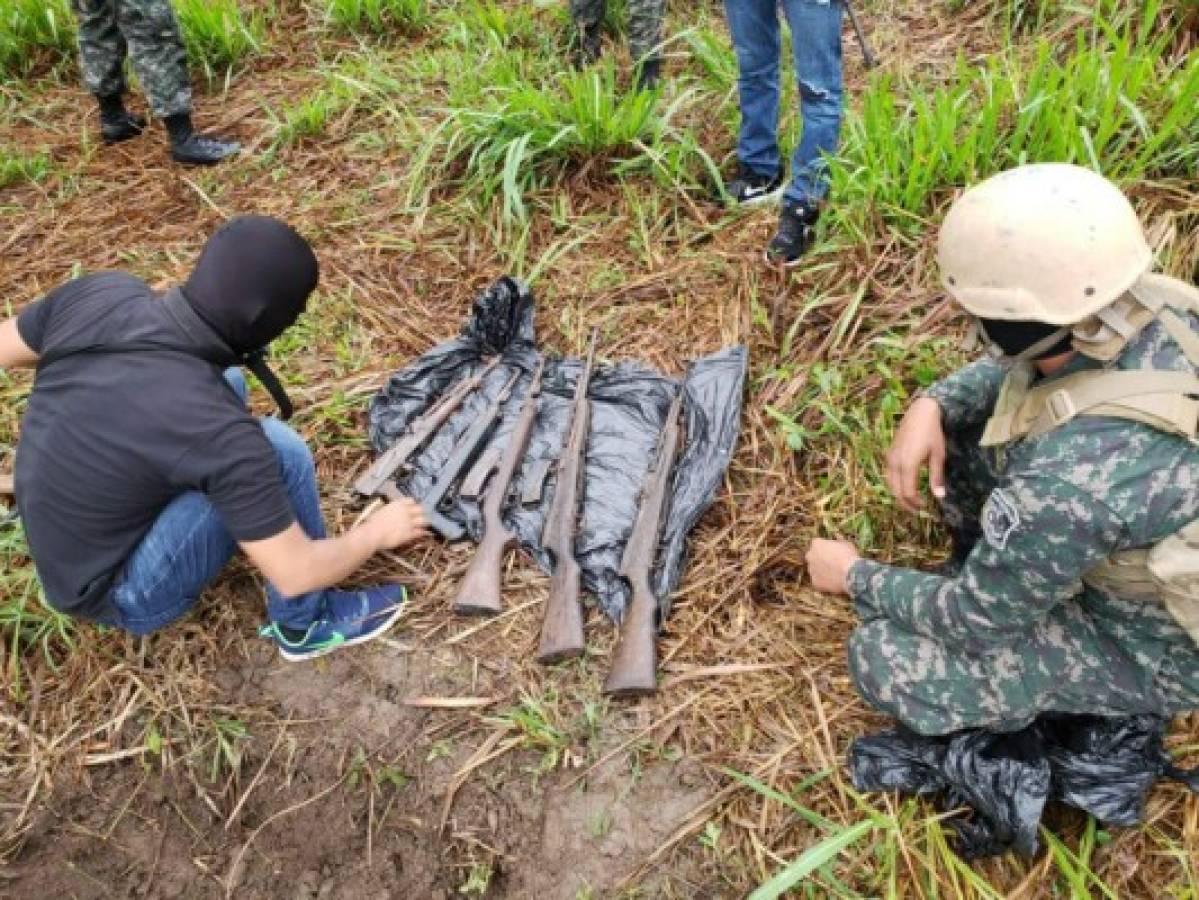 Encuentran armas de grueso calibre en un cementerio de Tocoa, Colón