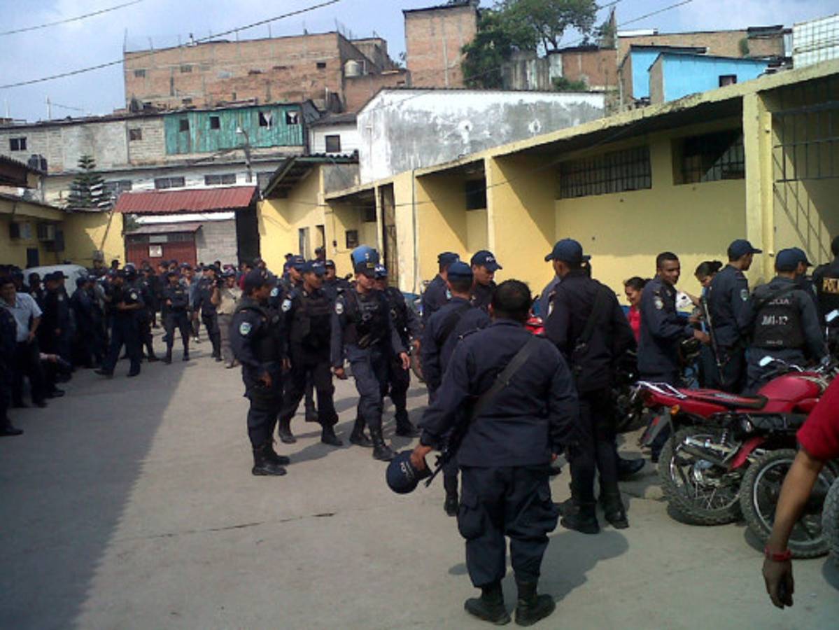 Policías declaran huelga de brazos caídos y abuchean a jefe de Policía