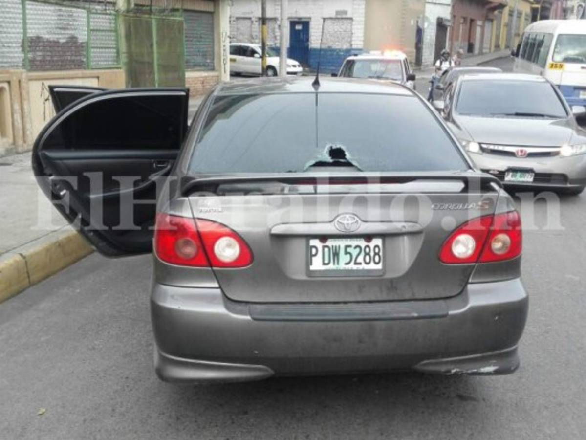Este es uno de los carros que quedó abandonado este sábado en la capital durante una espectacular huida de presuntos pandilleros. (Foto: Estalin Irías)