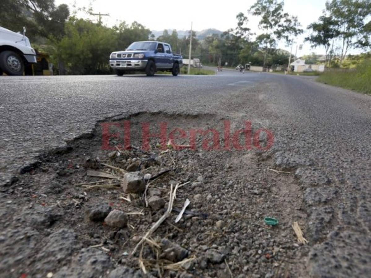 Los grandes baches plasmados en esta zona de la capital han llenado de preocupación a los ciudadanos.