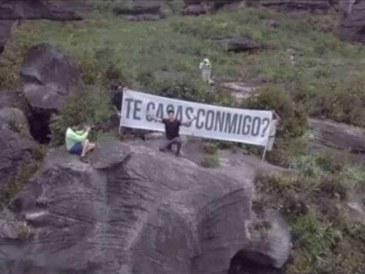 La espectacular propuesta de matrimonio del cantante Chyno Miranda a su novia