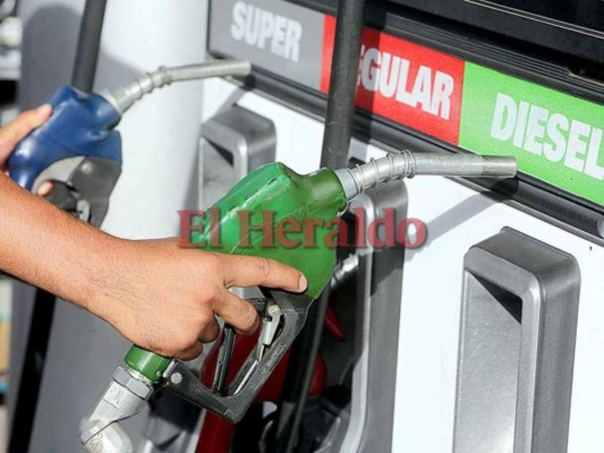 Casi un lempira suben los combustibles a partir de este lunes