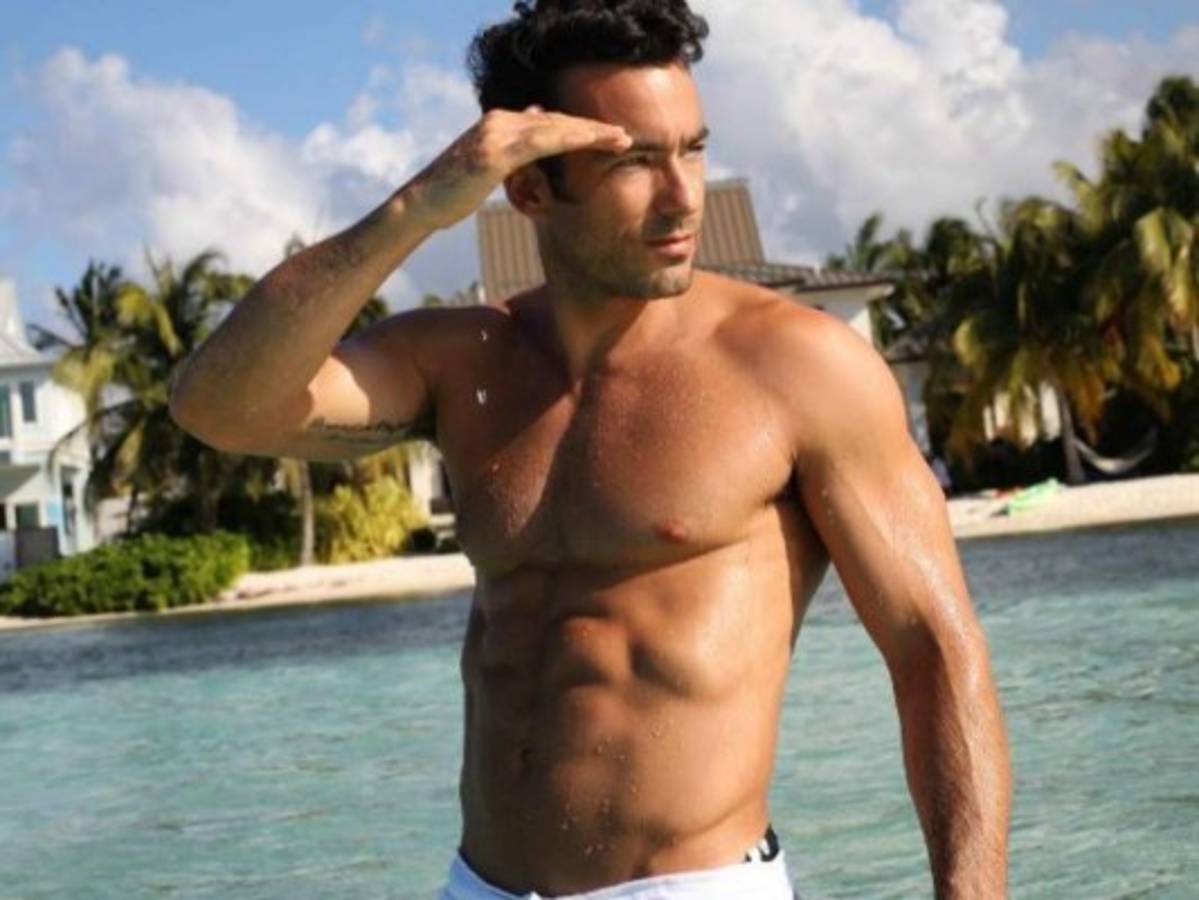 Actor Aaron Díaz publica foto de su escultural cuerpo al desnudo