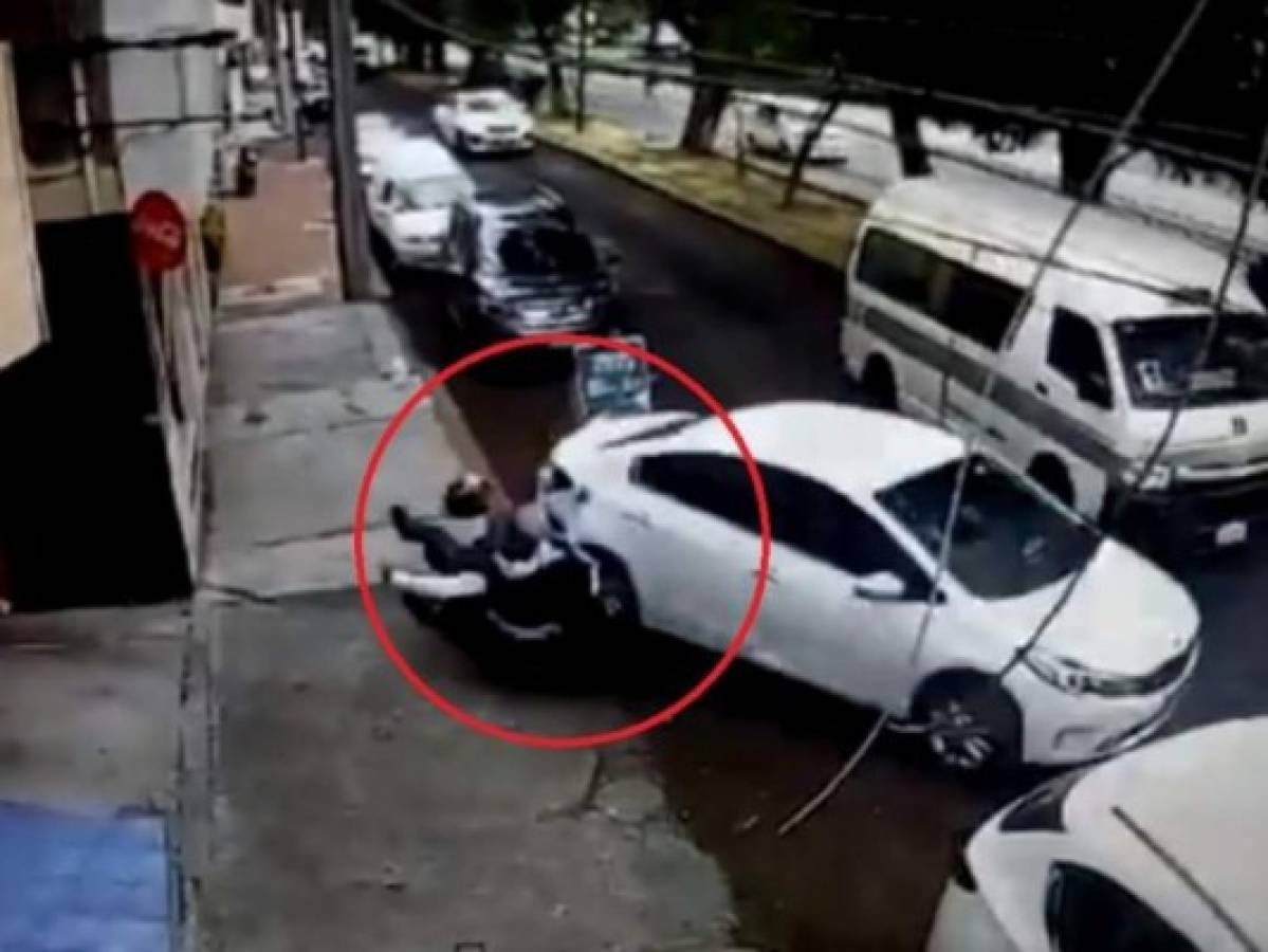 VIDEO: Conductor escapa de ladrones y regresa para atropellarlos en Morelia