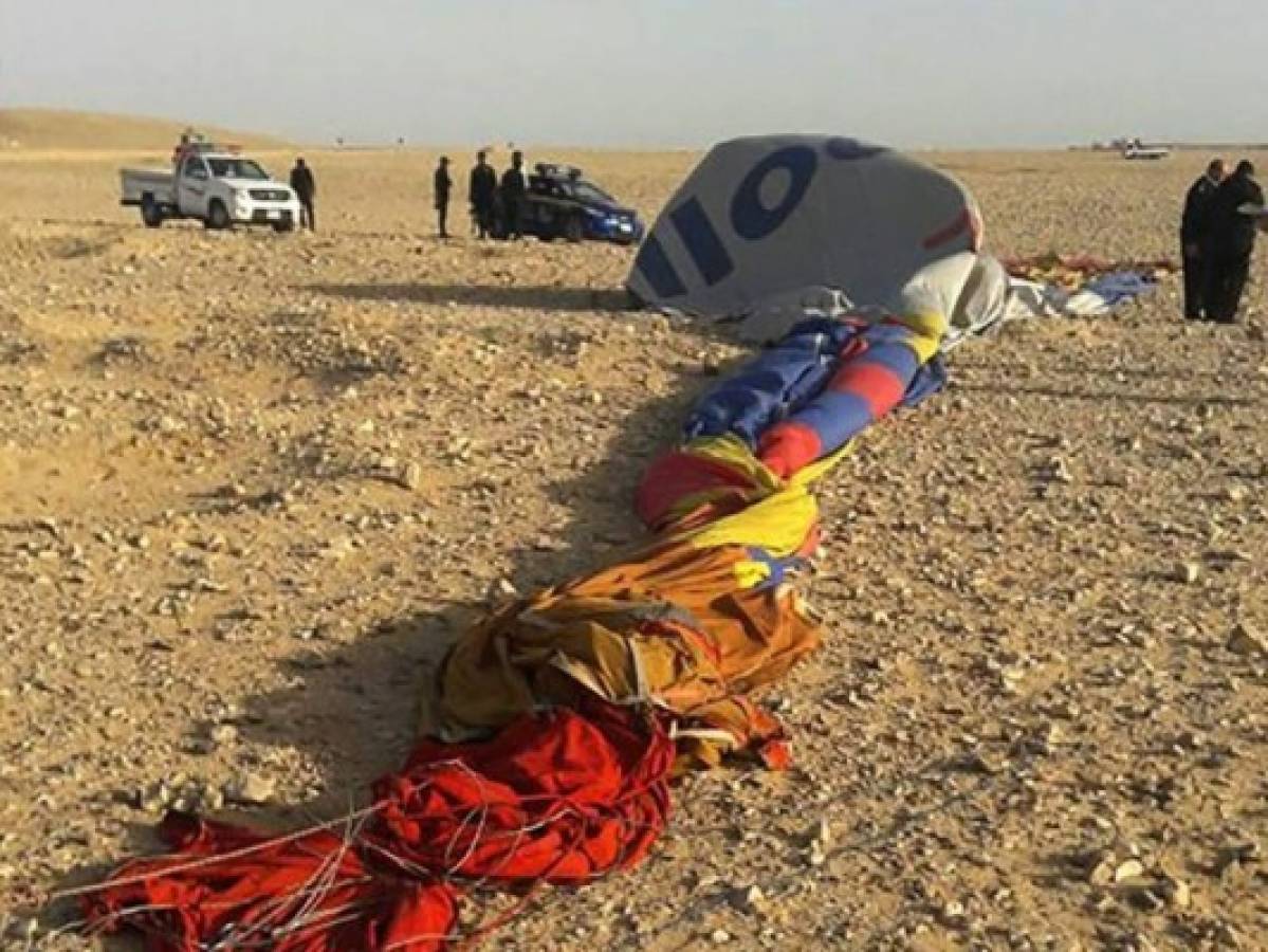Un muerto y 12 heridos al estrellarse un globo aerostático con turistas en Egipto