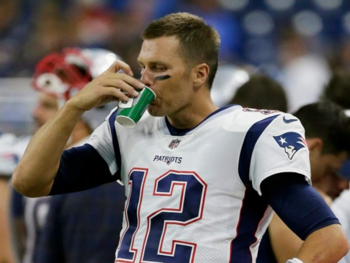 Tom Brady le gana a Stephen Colbert bebiendo cerveza