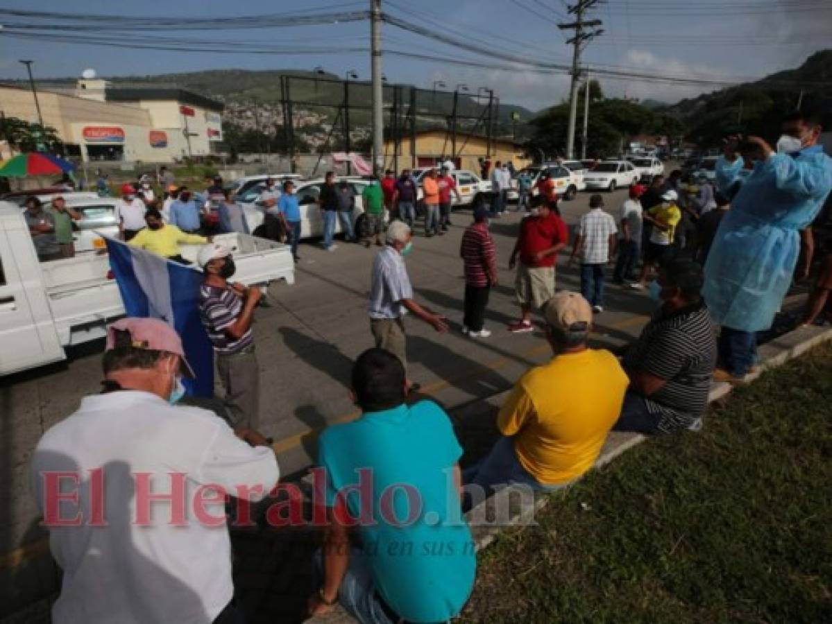 Taxistas salen a las calles para exigir bono prometido durante pandemia  