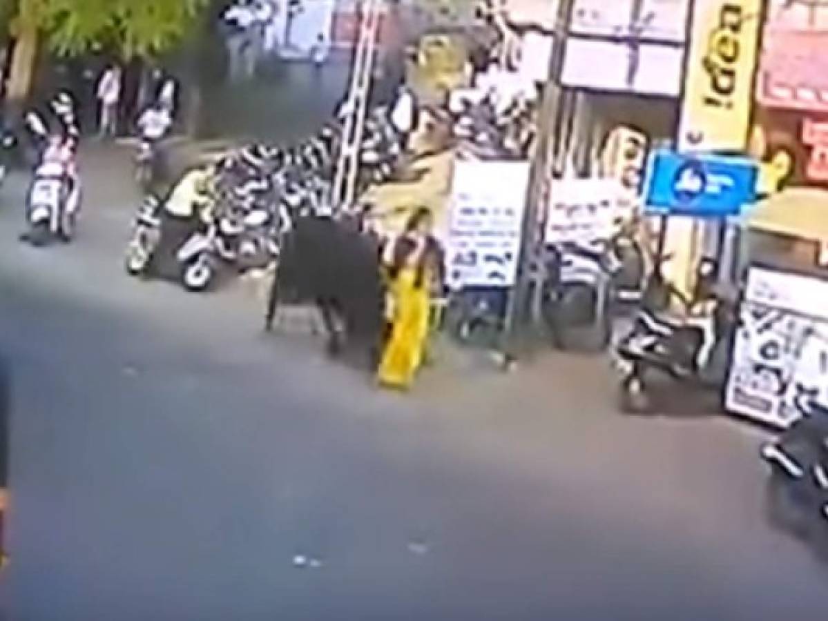 Video: Un toro de 900 kilos lanza a una mujer varios metros por los aires en la India