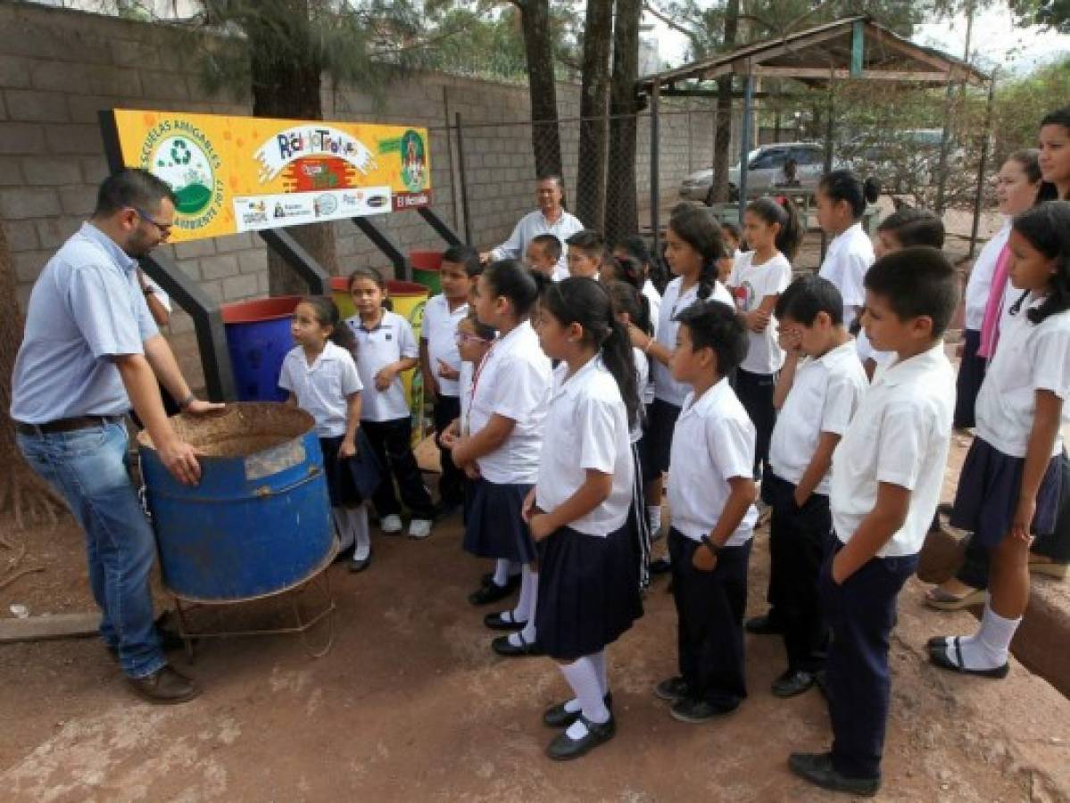 Niños aprenden sobre las tres R y el compostaje en la capital