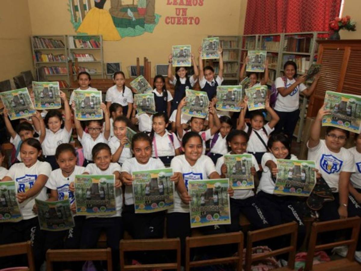 Las niñas del CEB República de Argentina son motivadas para compartir las enseñanzas ecológicas