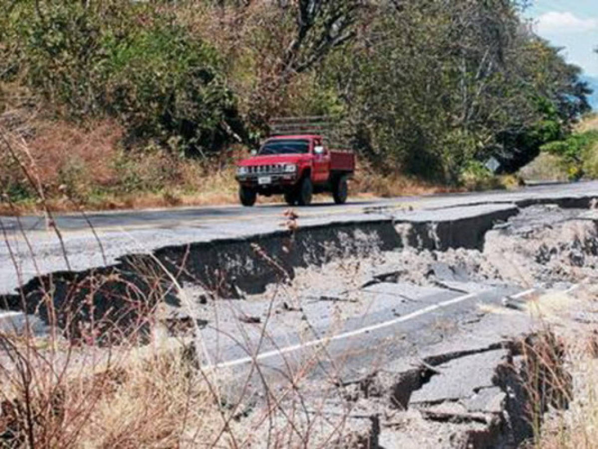 Carretera al sur permanece sin señales viales e inundada de fallas