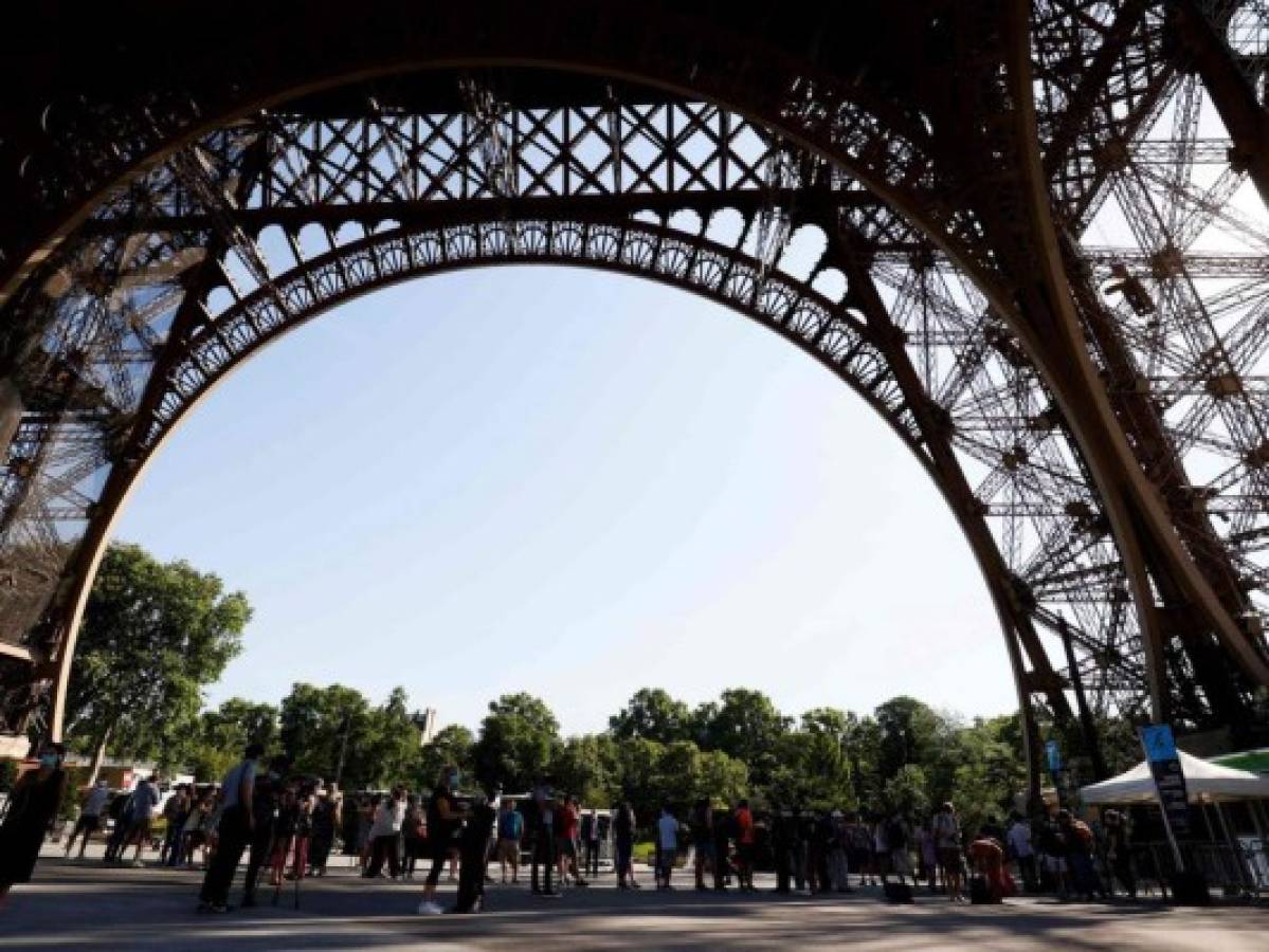 Torre Eiffel vuelve a recibir público tras un cierre de tres meses