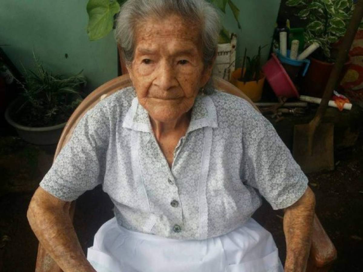 Famosa partera nicaragüense celebra 100 años de vida