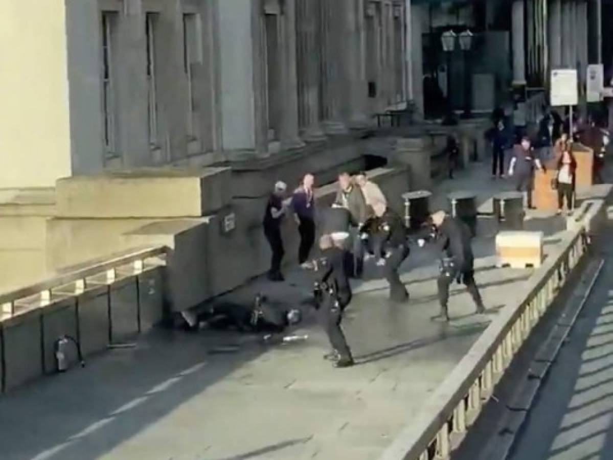 Llaman 'héroes' a peatones que atraparon a atacante en Londres
