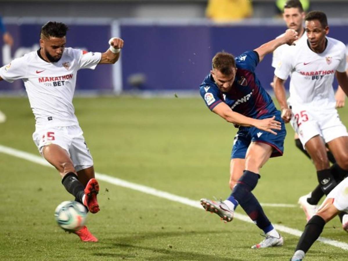 El Sevilla deja escapar dos puntos ante el Levante, pero asegura el podio