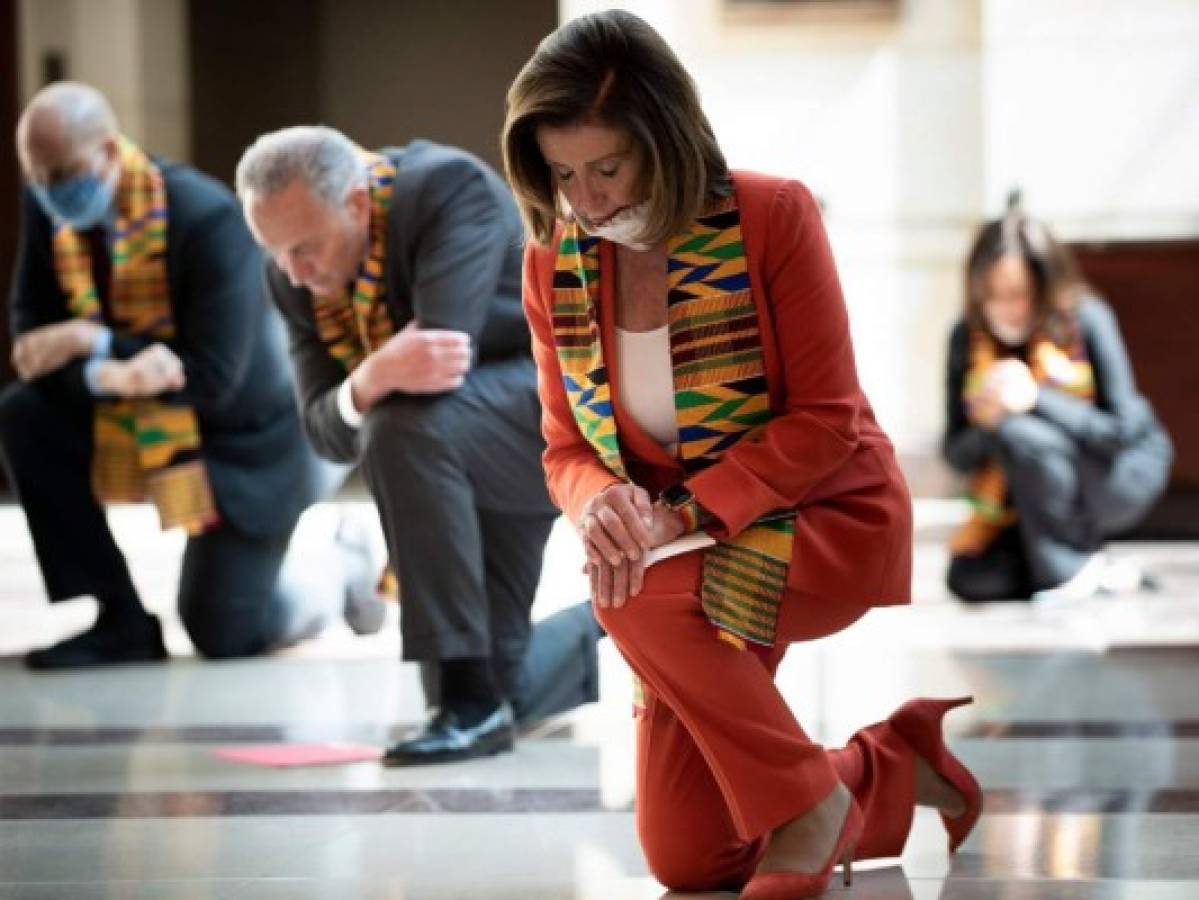 Demócratas se arrodillan en el Congreso de EEUU en homenaje a George Floyd  