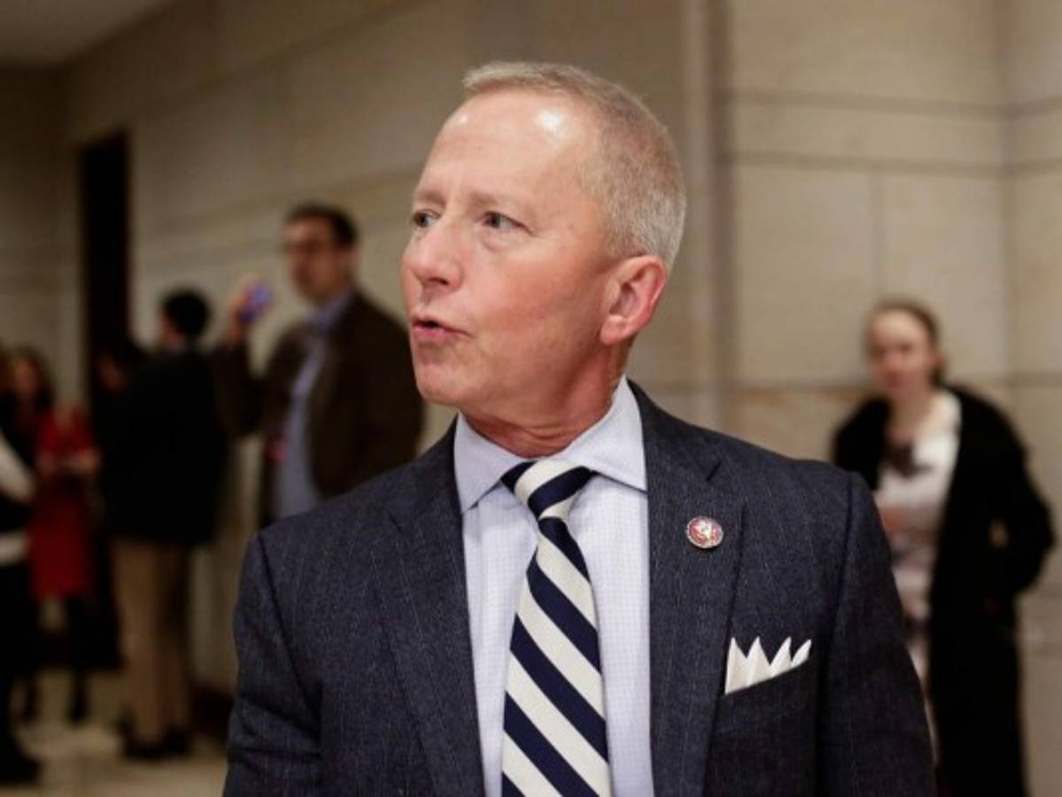 Demócrata que se opuso a impeachment se declara republicano  