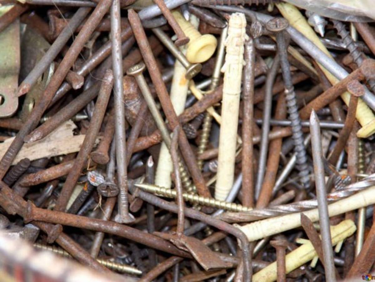 Cirujanos extraen 120 clavos del estómago de un paciente