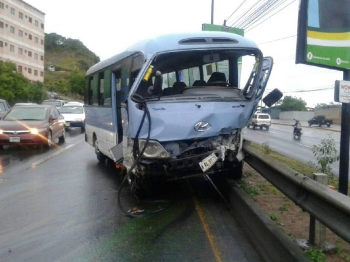Conductor de bus resulta herido en grave accidente en el anillo periférico de Tegucigalpa