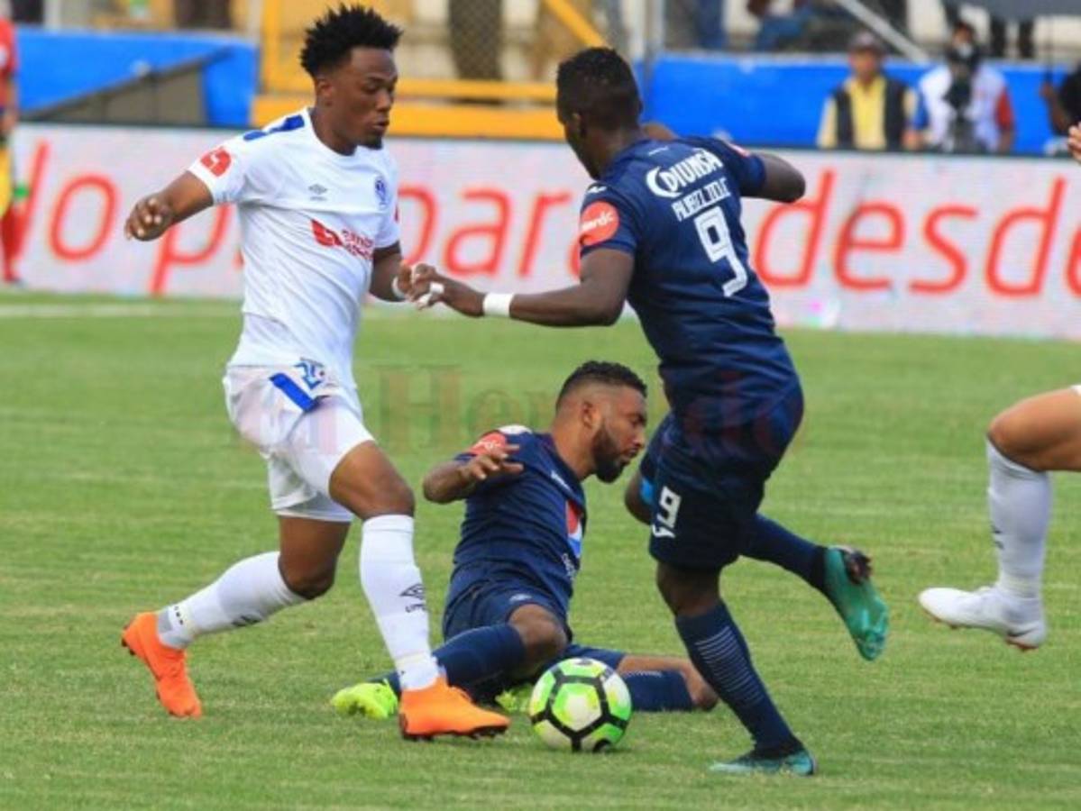 Deiby Flores y Reiniei Maryorquín fuero amonestados en el primer tiempo. Foto: EL HERALDO