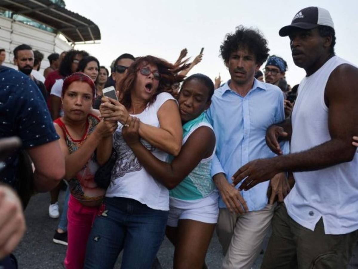 Agentes de la Seguridad del Estado se enfrentaron con activistas de la comunidad LGBTI. Foto AFP