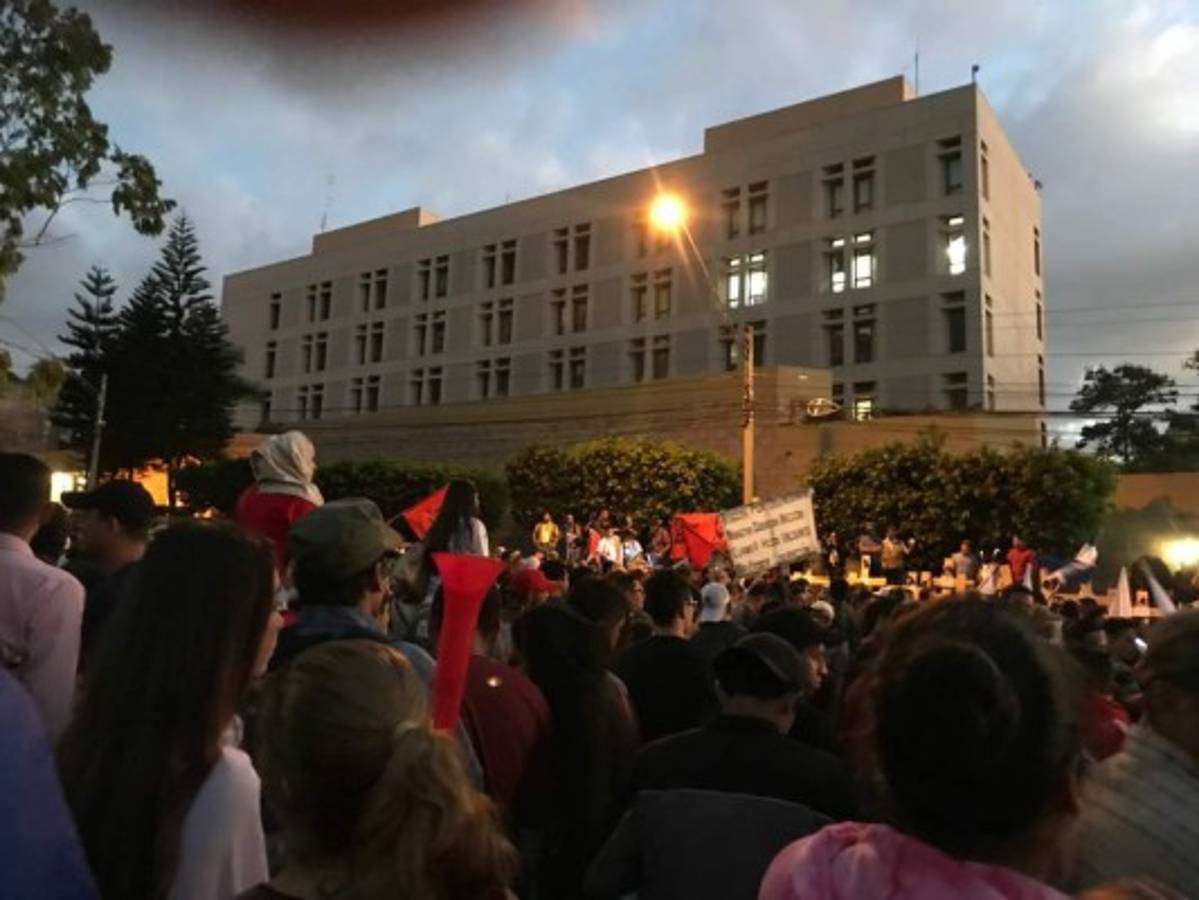 Simpatizantes de la Alianza protestan frente a la Embajada Americana en Tegucigalpa