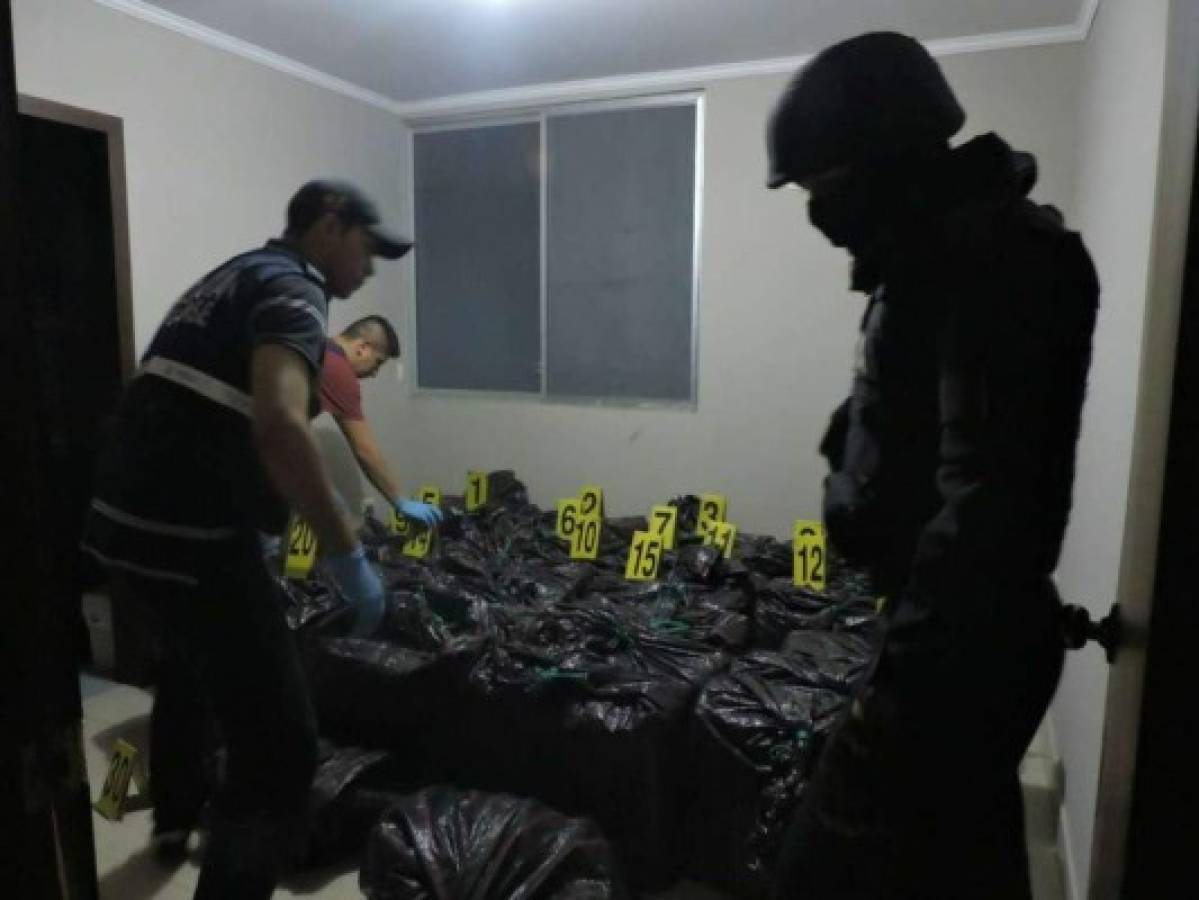 Policía de Ecuador incauta una tonelada de cocaína y detiene a cuatro personas