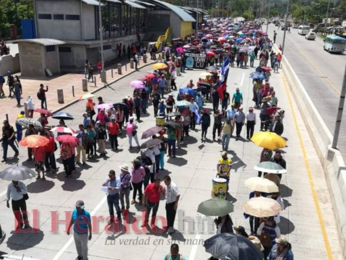 Maestros y médicos inician nueva marcha en la capital de Honduras  