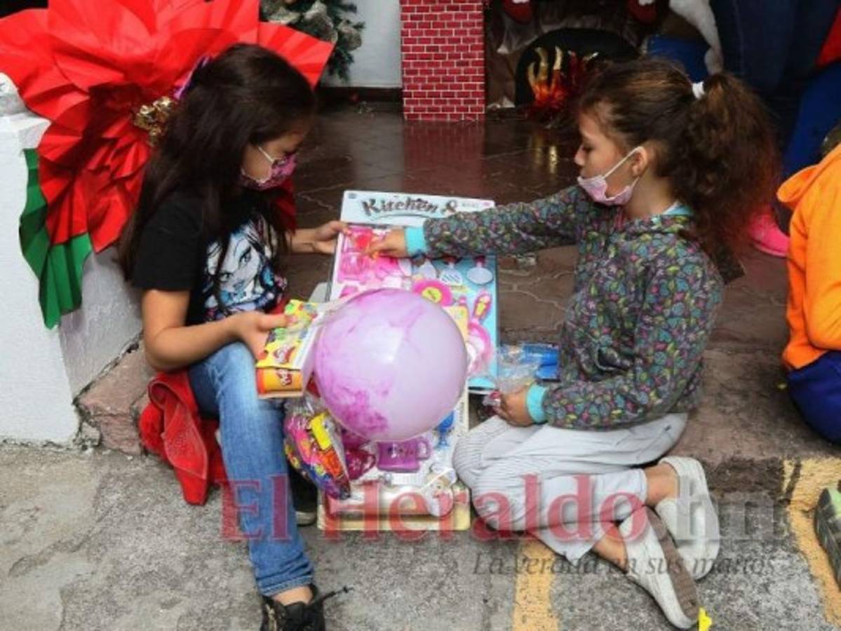 La actividad también sirvió para fomentar la amistad y la solidaridad entre los niños. Estas hermosas niñas compartieron por un período de tiempo sus obsequios para tener entre ambas un rato agradable de juego. Foto: Efraín Salgado/El Heraldo