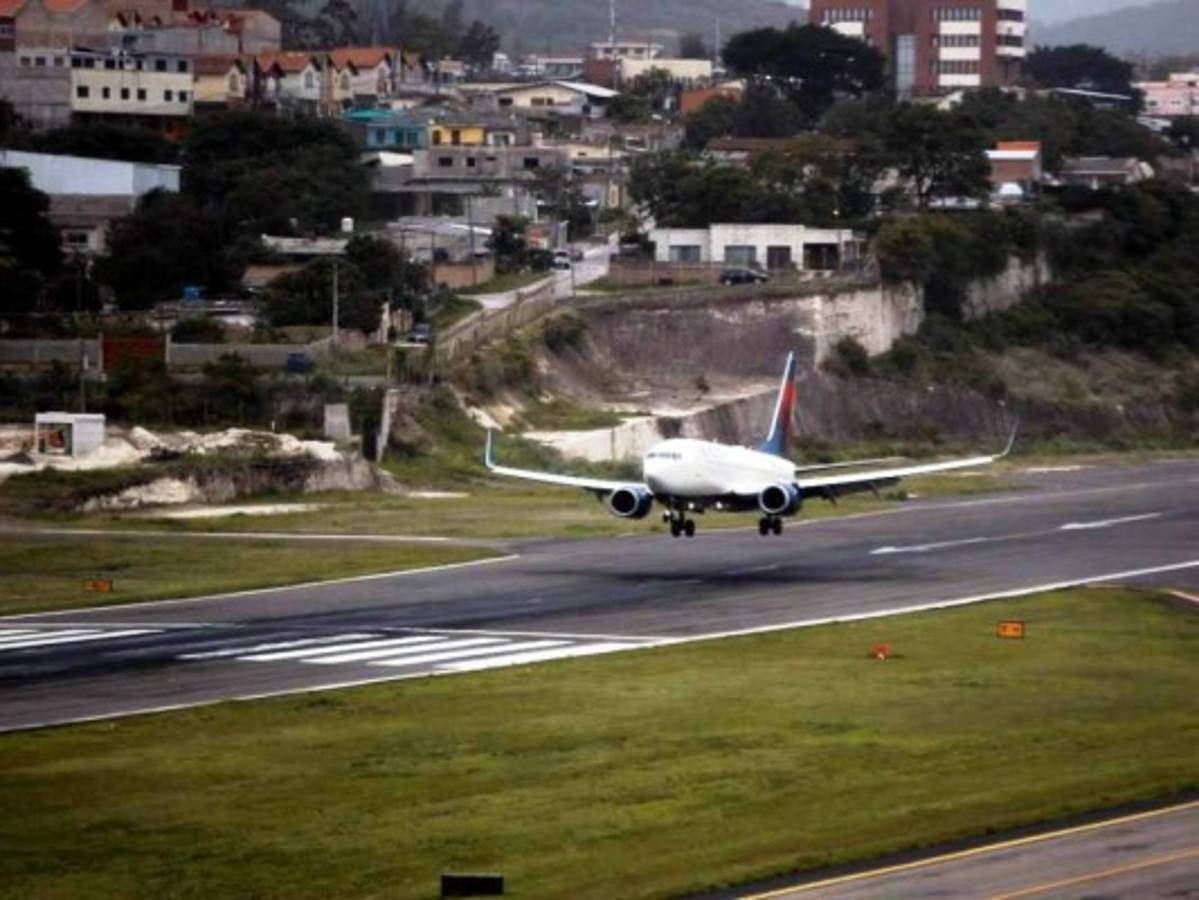 ¿Cuál es el costo de un pasaje de vuelo local?