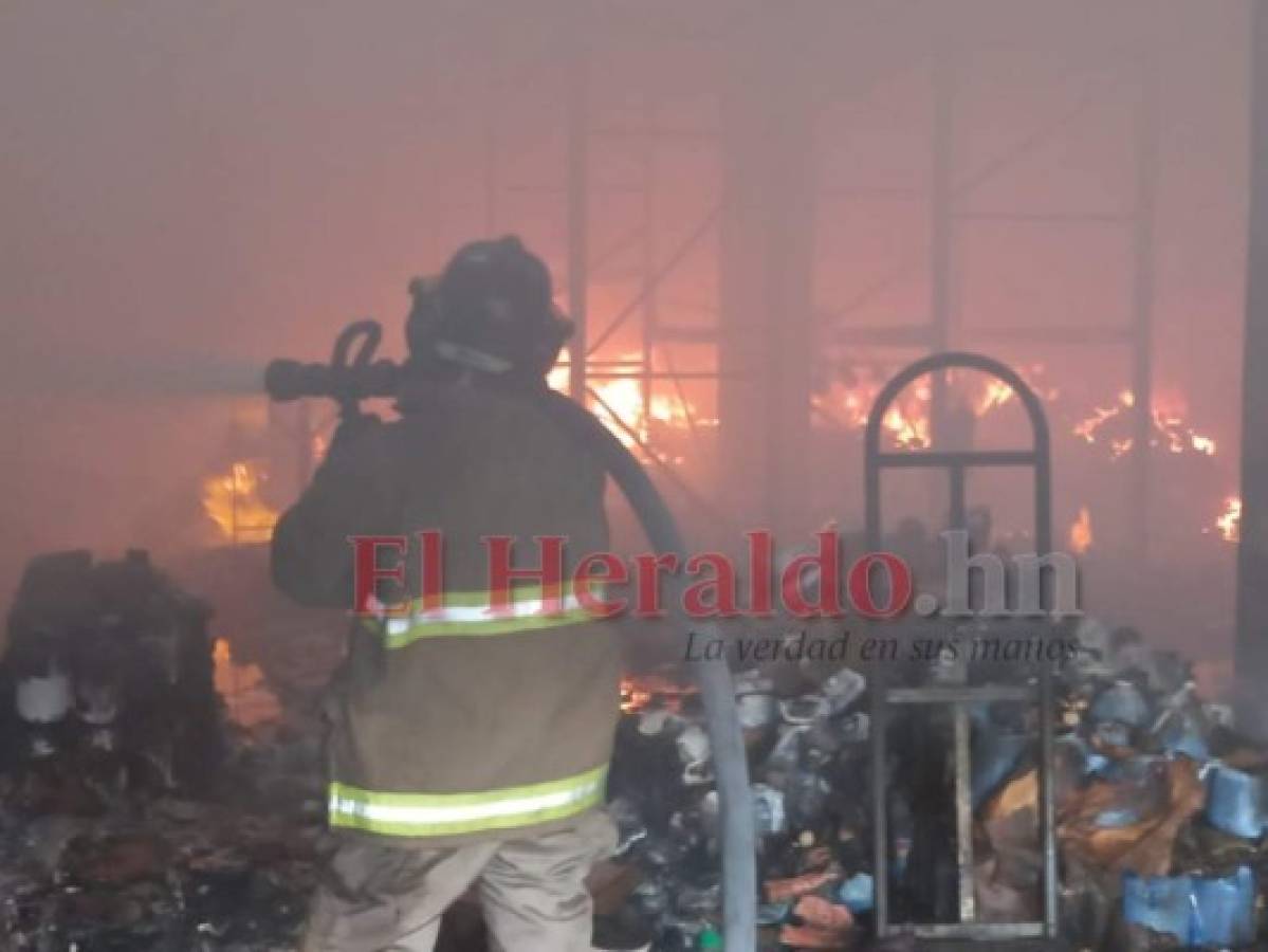 Todos los artículos fueron carbonizados por el fuego. Foto: Estalin Irías/ EL HERALDO