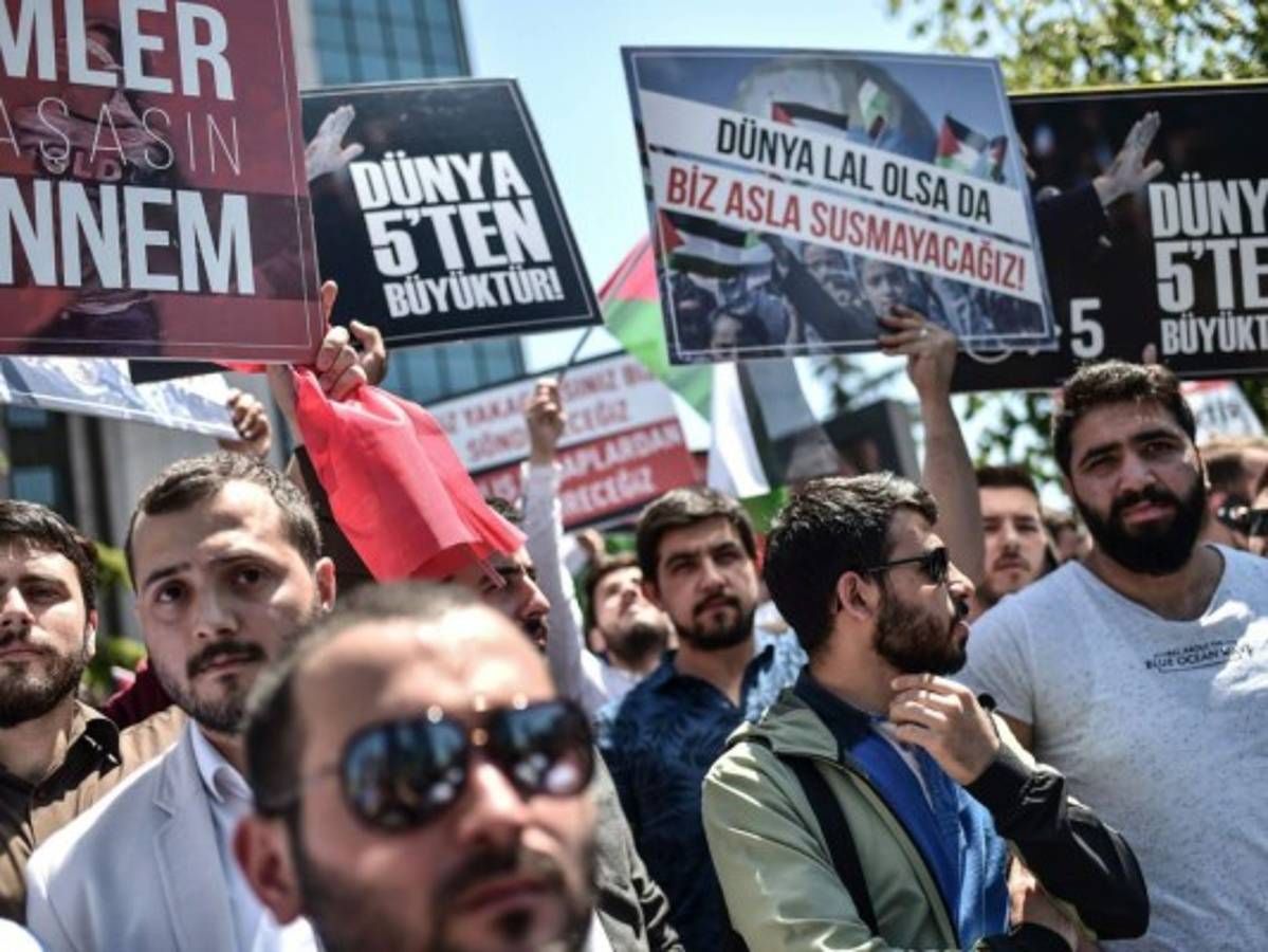 Los palestinos marchan por 'el derecho al retorno' tras el baño de sangre en Gaza  