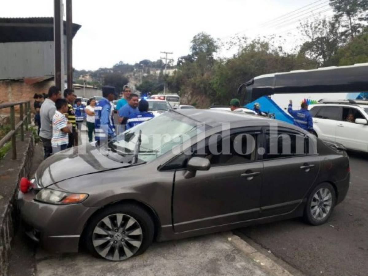 Fuerte choque causado por conductora ebria deja una persona herida en entrada a colonia Los Robles