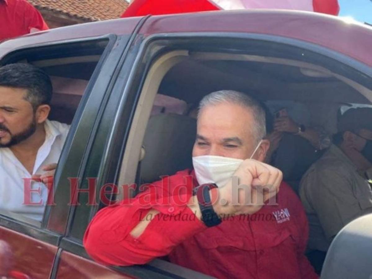 Yani Rosenthal acompaña a Quintín Soriano a votar en Choluteca