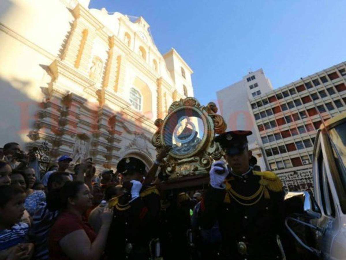 La diminuta imagen de la Morenita fue trasladada desde la Basilica de Suyapa a la Catedral (Foto:David Romero/ El Heraldo Honduras/ Noticias de Honduras)