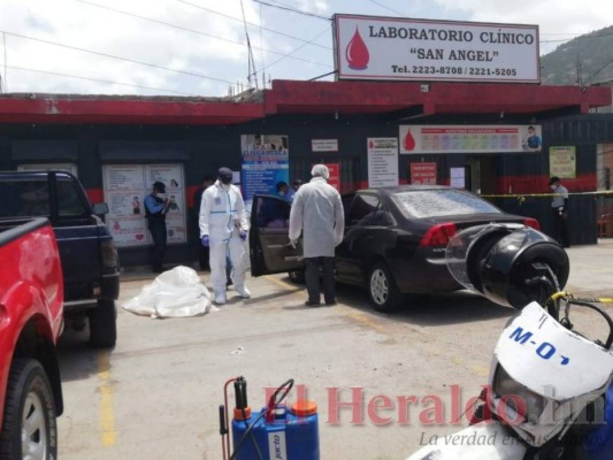 Hombre muere dentro de su auto en parqueo de una clínica en El Carrizal
