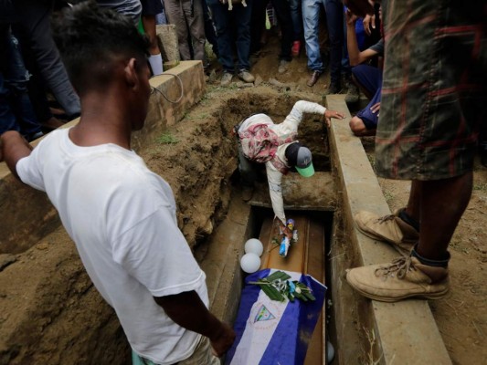 Consternación en último adiós a joven muerto en marcha en Nicaragua