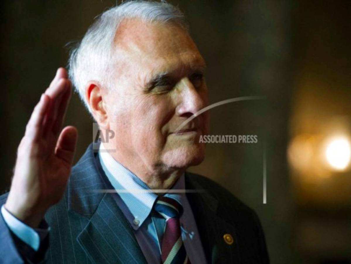Jon Kyl es juramentado para ocupar el puesto de John McCain  