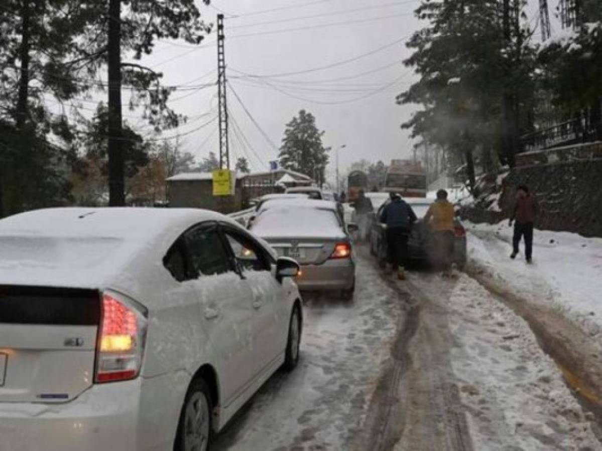 Al menos 21 personas mueren atrapadas en coches por tormenta de nieve en Pakistán  