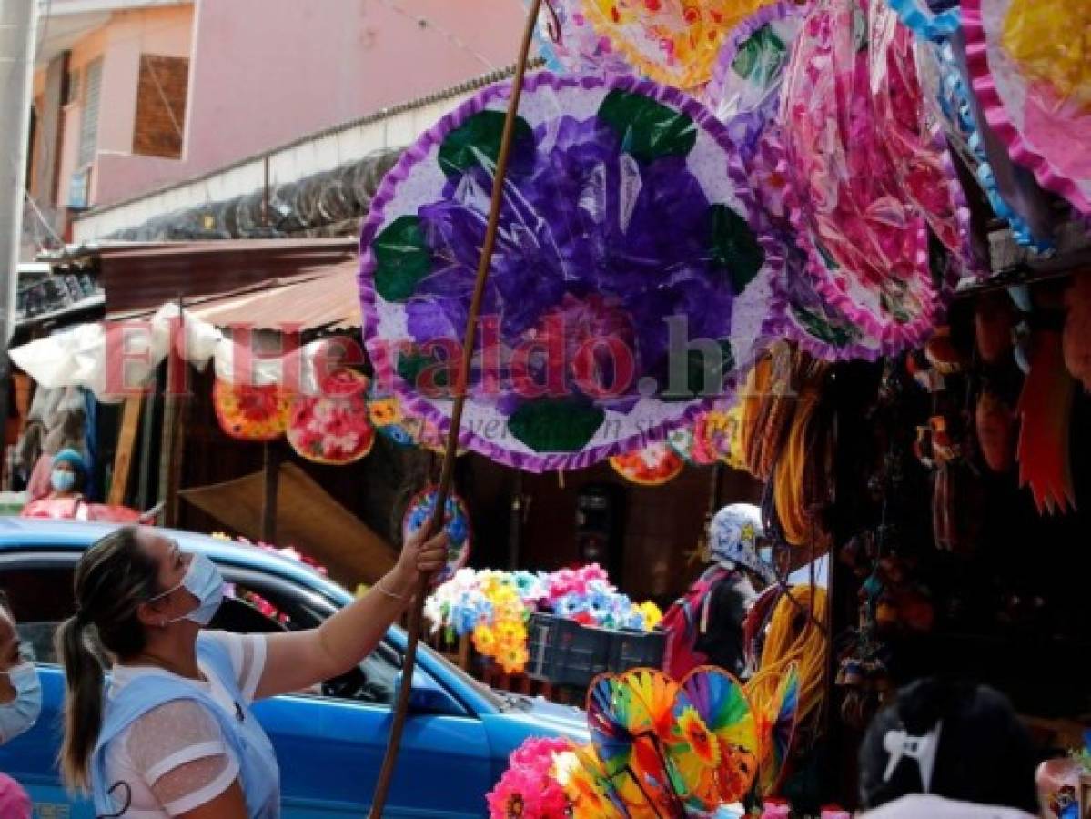 Las coronas artificiales son las más buscadas en esta época. Foto: David Romero/ EL HERALDO.