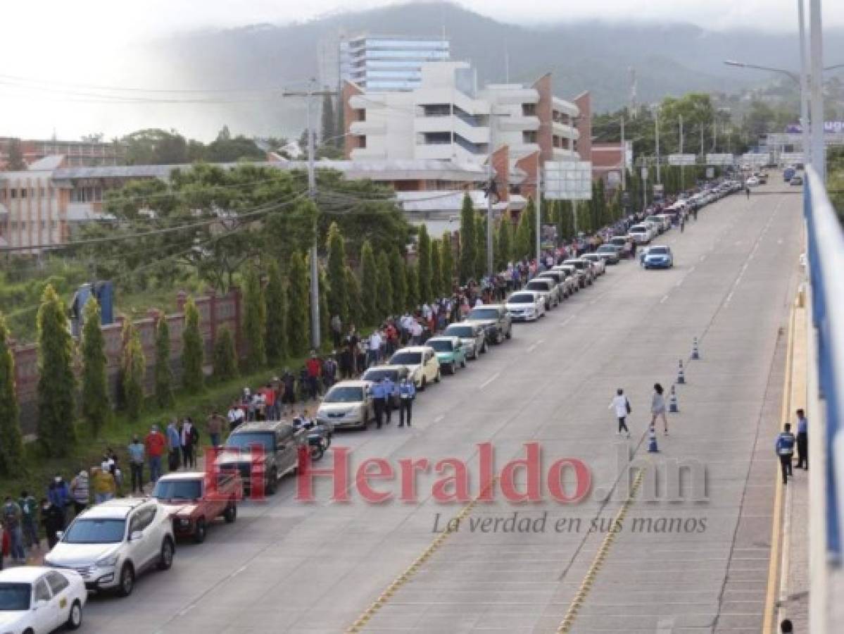 Videos: Interminables filas en centros del 'Vacunatón' en la capital