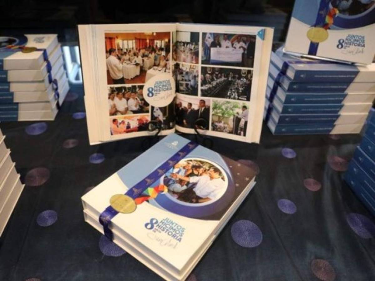 El libro se titula 'Juntos hicimos historia, 8 años de Juan Orlando.