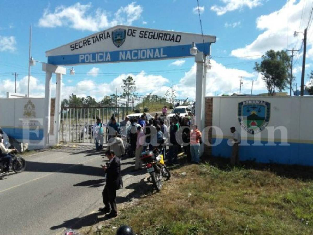 Honduras: Policías depurados exigen pago de derechos