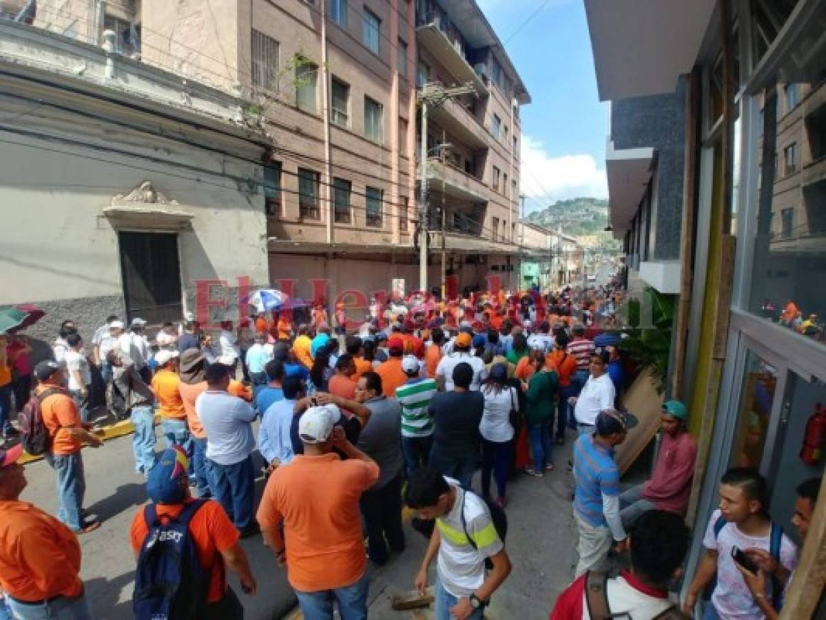 Empleados de Hondutel realizan protesta por crisis financiera de la estatal